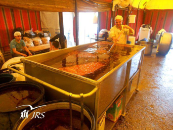Dans d'énormes marmites, plus de 18 000 repas sont préparés chaque jour.